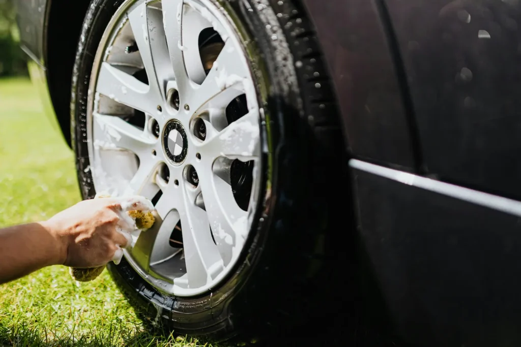 como limpiar las ruedas del coche